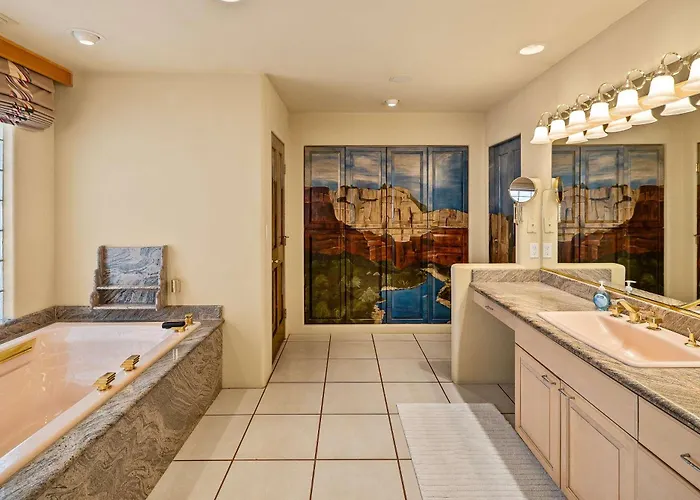 Family Desert - Hot Tub & Scenic Views Holiday home